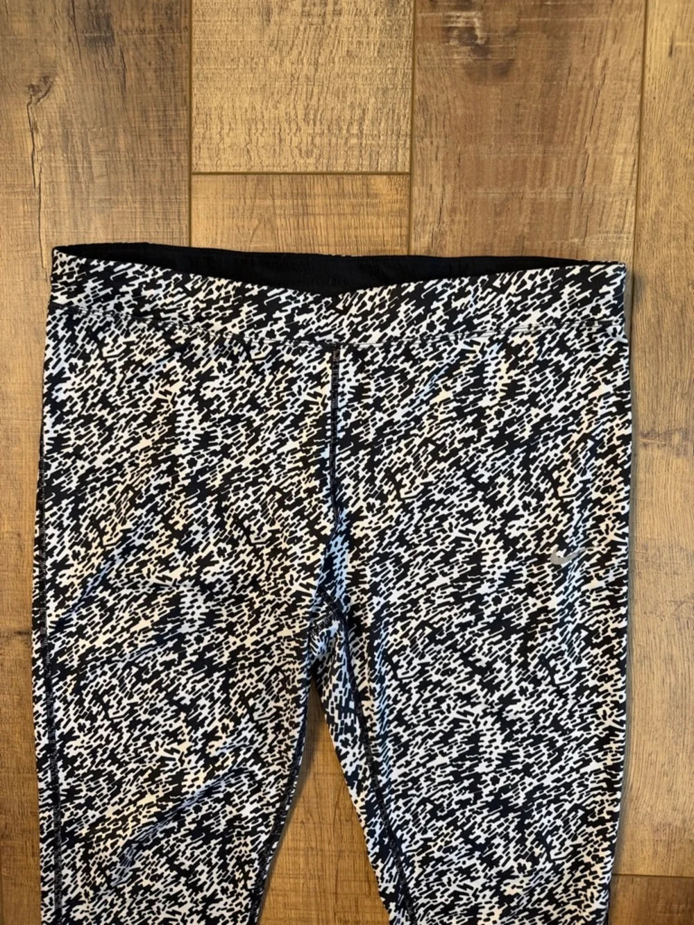 Nike Pronto Essential Running Cropped Leggings Black & White Pattern Size XL